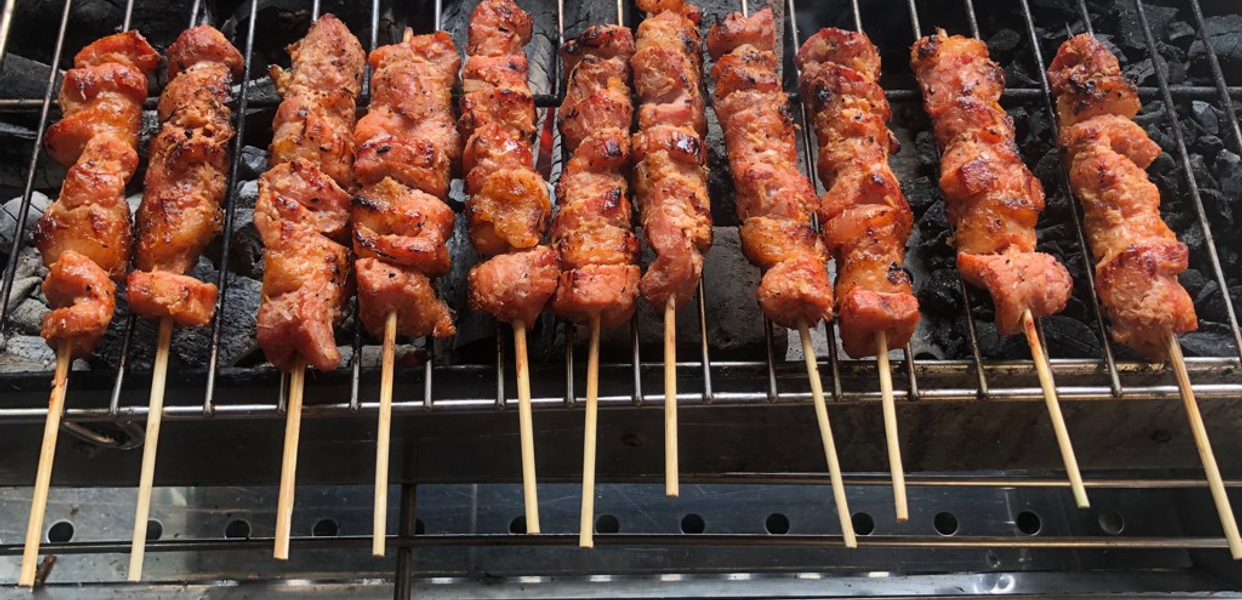 anh-hoa-thit-xien-nuong-banh-my-mat-ong-hong-ha