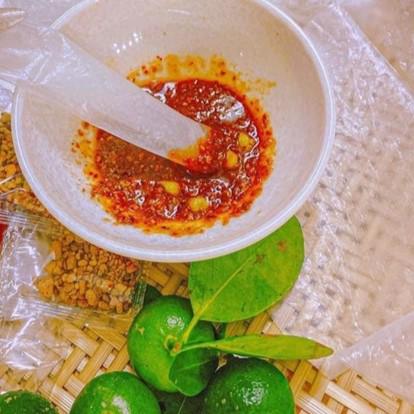 banh-trang-cham-muoi-tac-sa-te-khong-trung