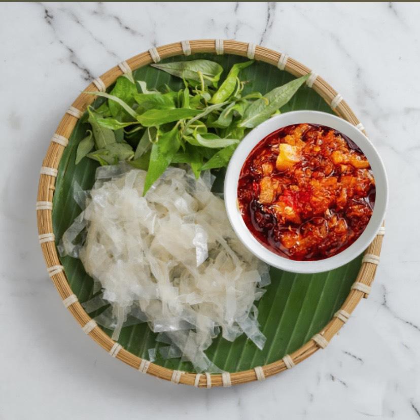 banh-trang-cham-sot-cay-khong-trung