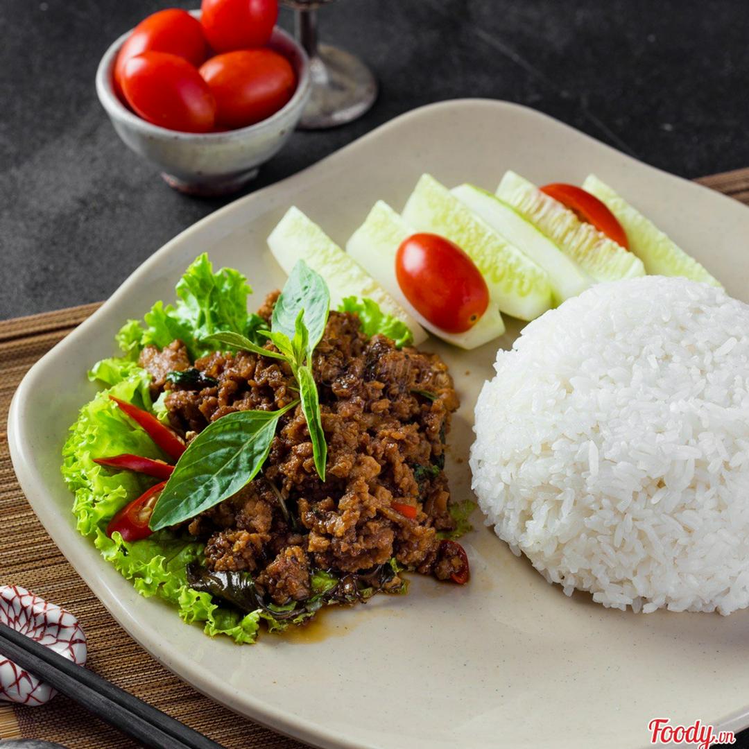 com-heo-bam-xao-la-hung-que