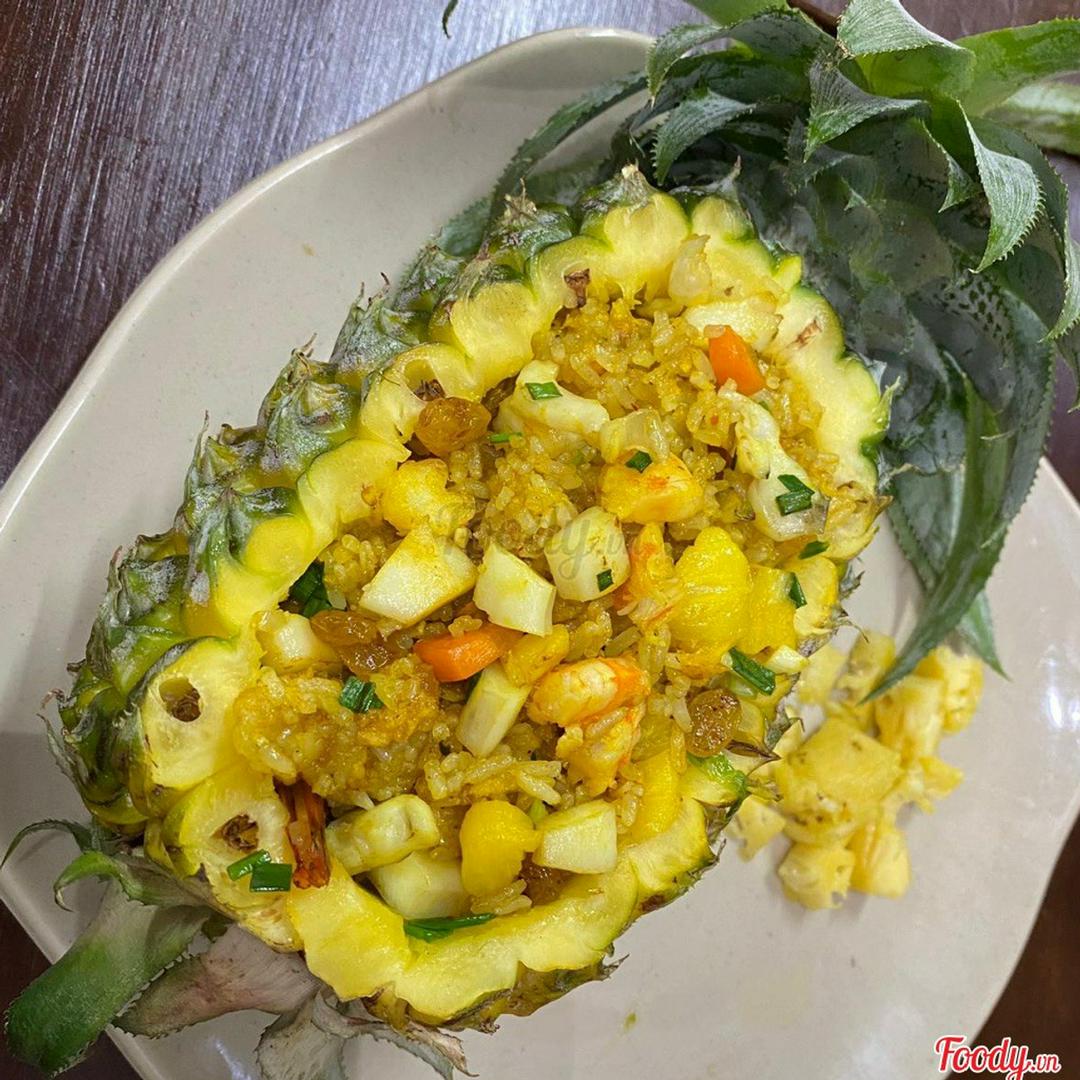 com-chien-dua-voi-hai-san-kieu-thai