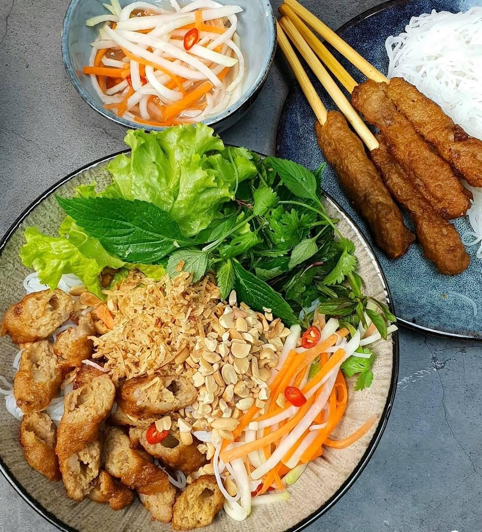 bun-tron-nem-nuong