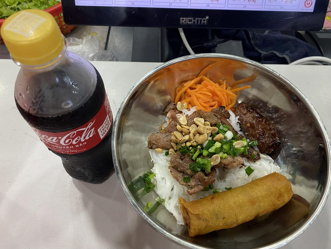 combo-bun-thit-nuong-ay-u-kem-coca