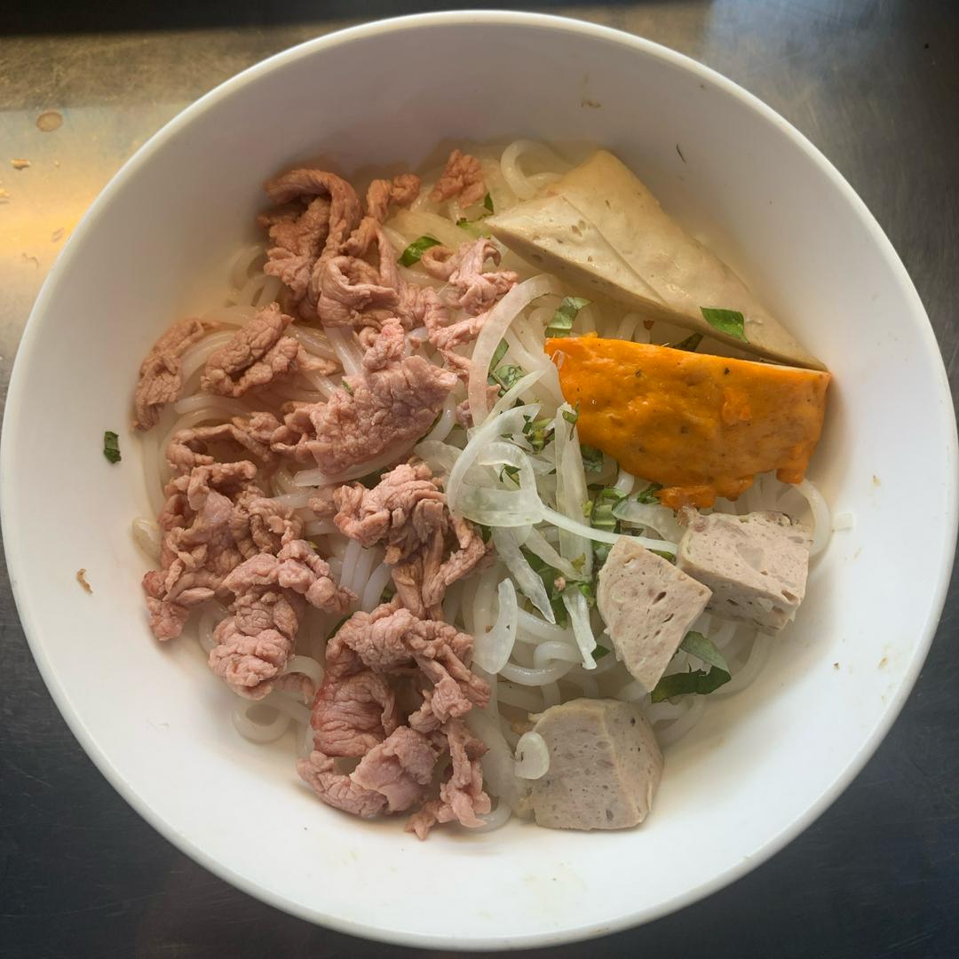 Bún Bò Tái + Chả + Bò Viên