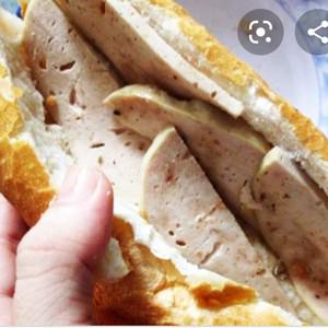 banh-mi-cha-lua-muoi-tieu-dua-leo