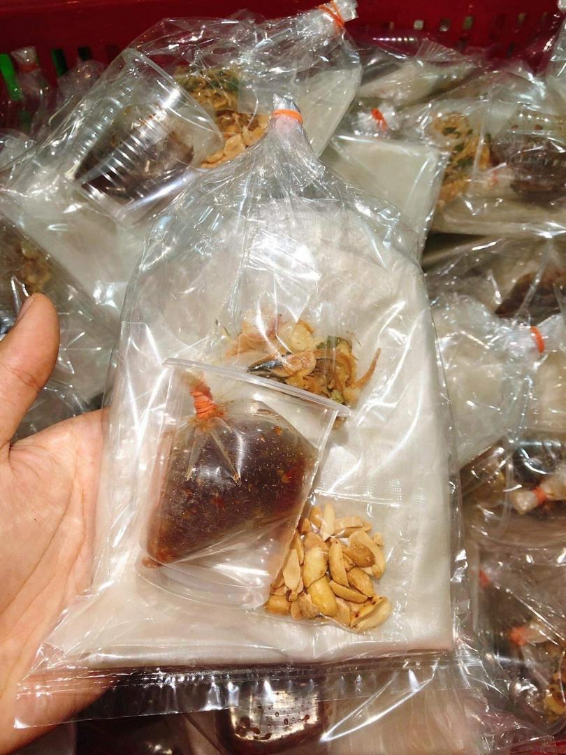 banh-trang-cham-sot-me