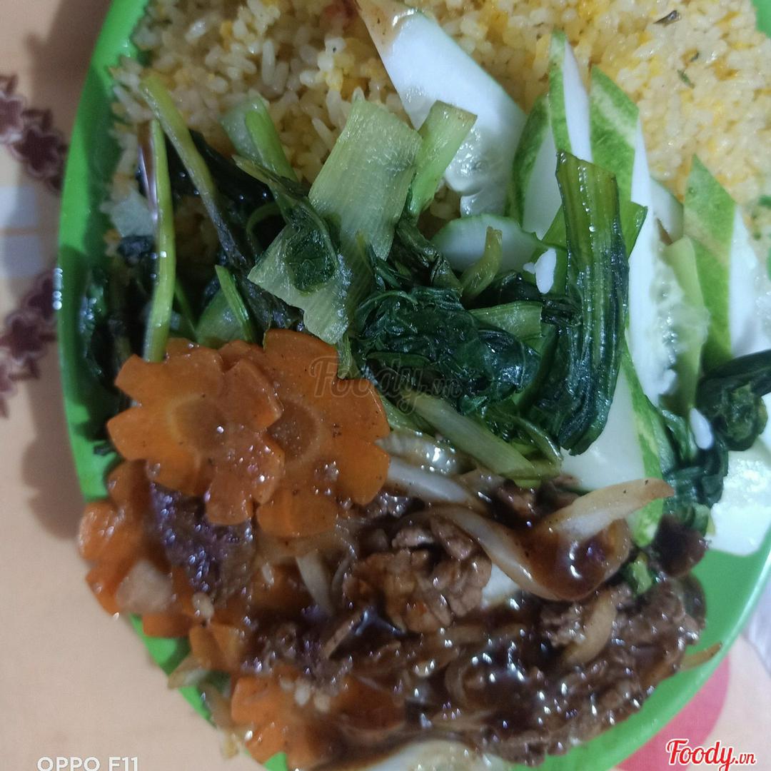 com-rang-bo-sot-tieu-en-coca-trung-op-kem-rau