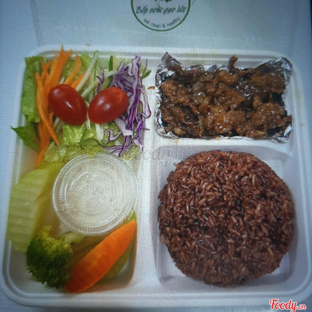 combo-ac-biet-com-gao-lut-salad-bo-sot-tieu-en