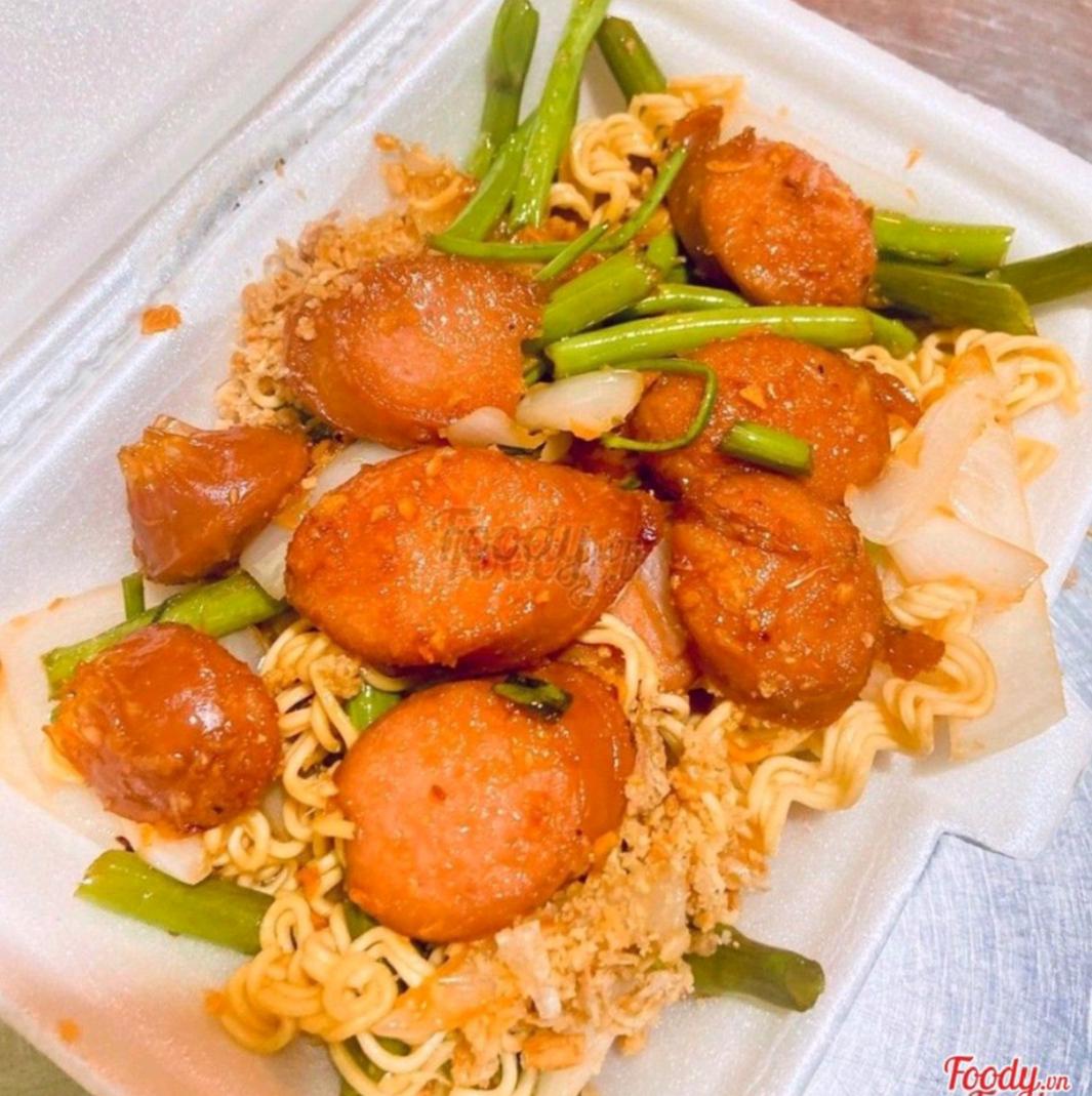 mi-xao-xuc-xich-nuoc-mam