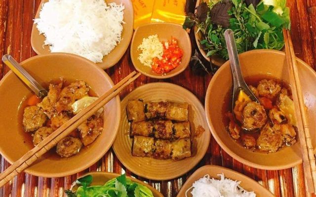 pho-hang-quat-bun-cha-nem-cua-be-nguyen-trai