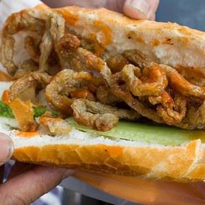 banh-mi-cha-ca-op-la