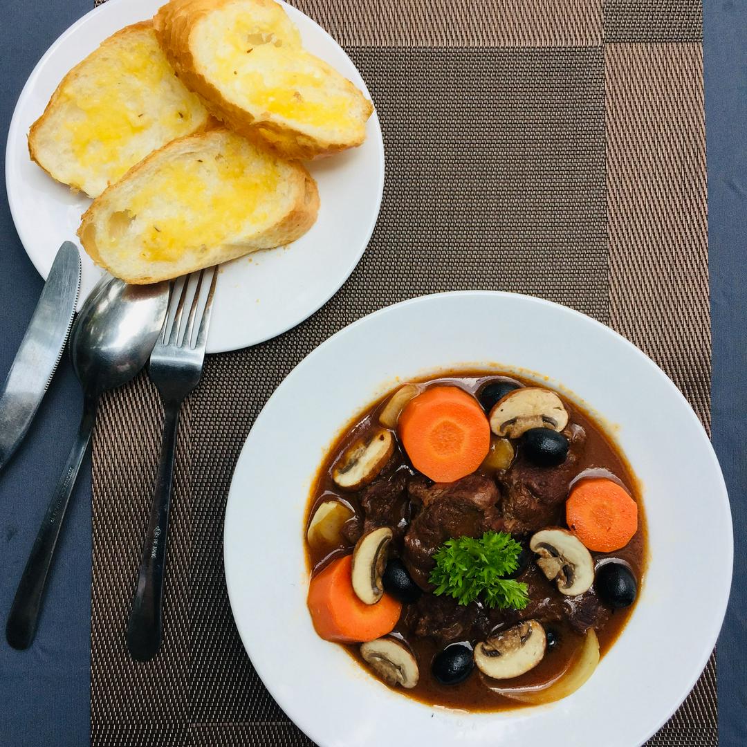 bo-nau-ruou-vang-kieu-phap-beef-stewed-wine-french-style