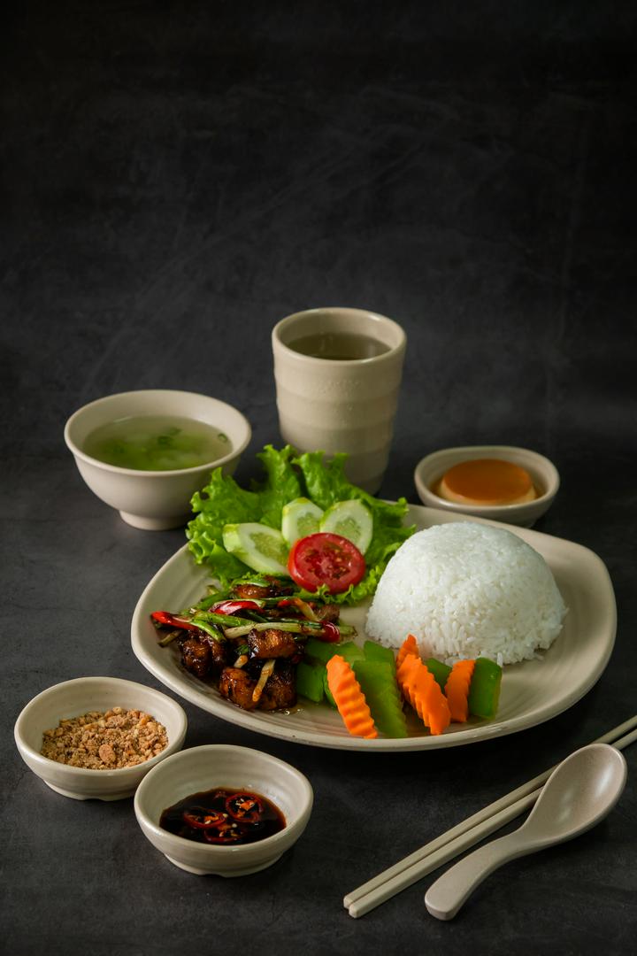 com-thit-rang-chay-canh