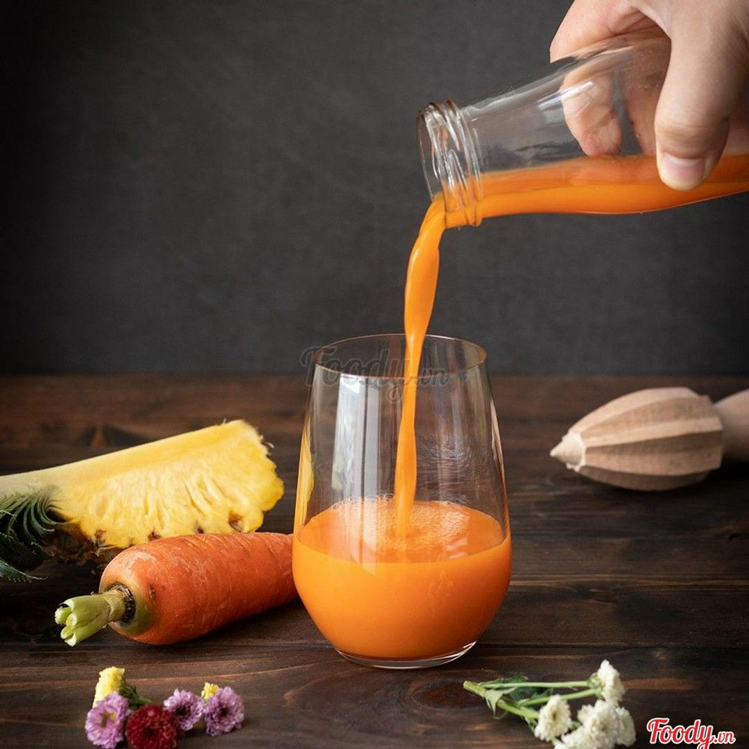 nuoc-ep-ca-rot-dua-oi-chai-nhua-500ml