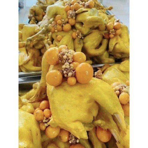 ga-u-muoi-nguyen-con-om-trung-non-chat-san