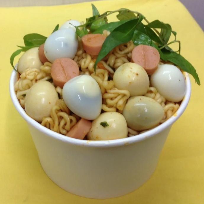 mi-cay-cap-o-xuc-xich-trung