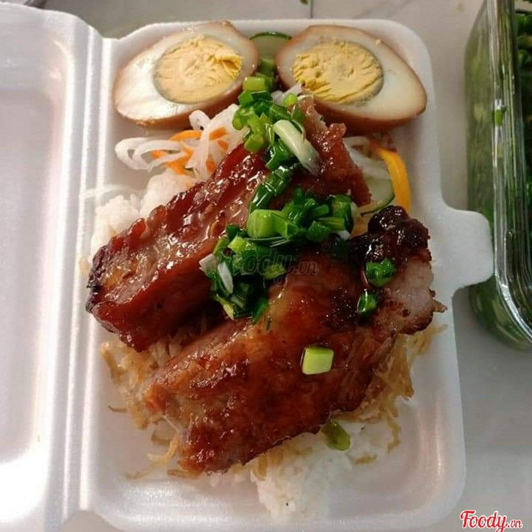 com-tam-suon-trung-kho