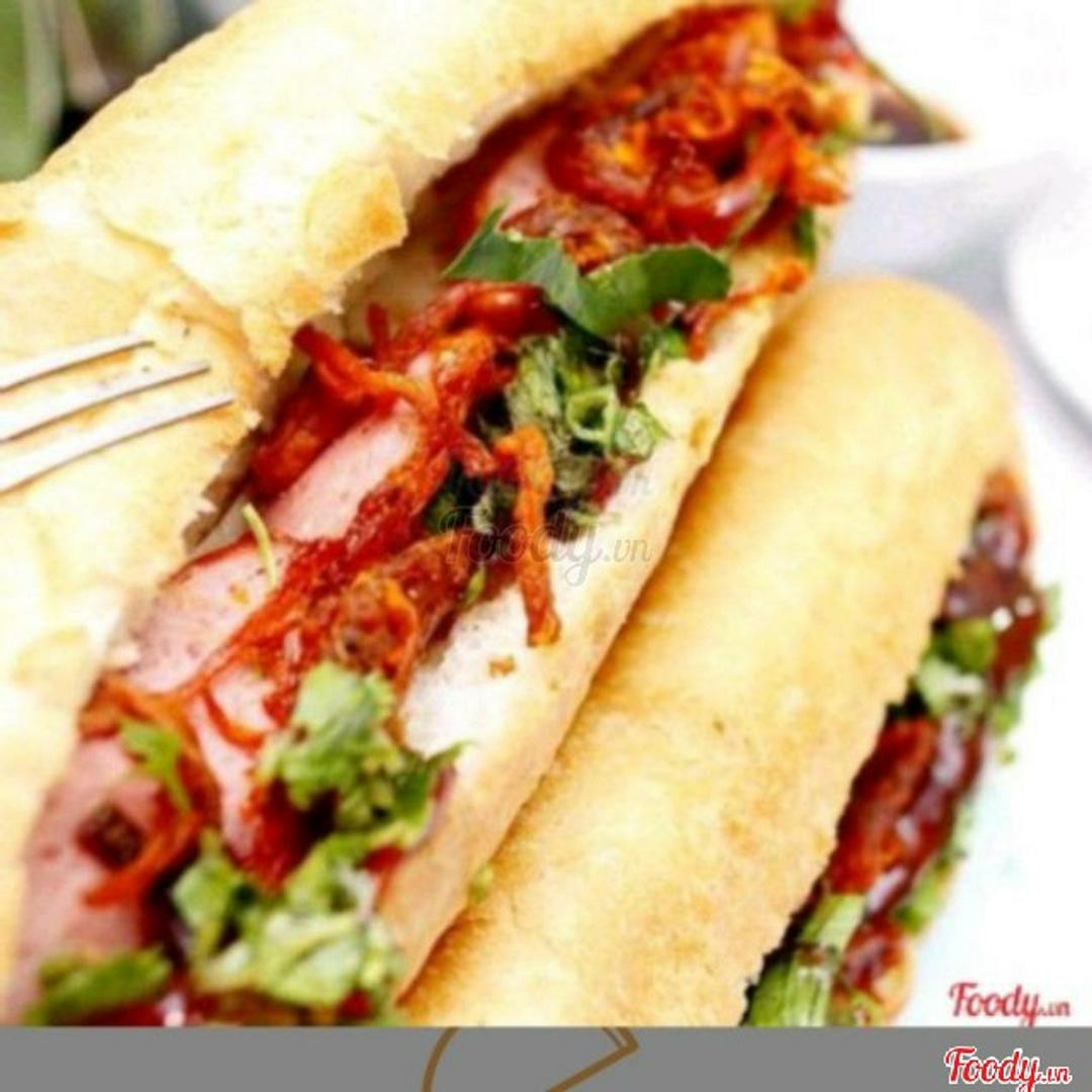 banh-mi-pate-trung-xuc-xich