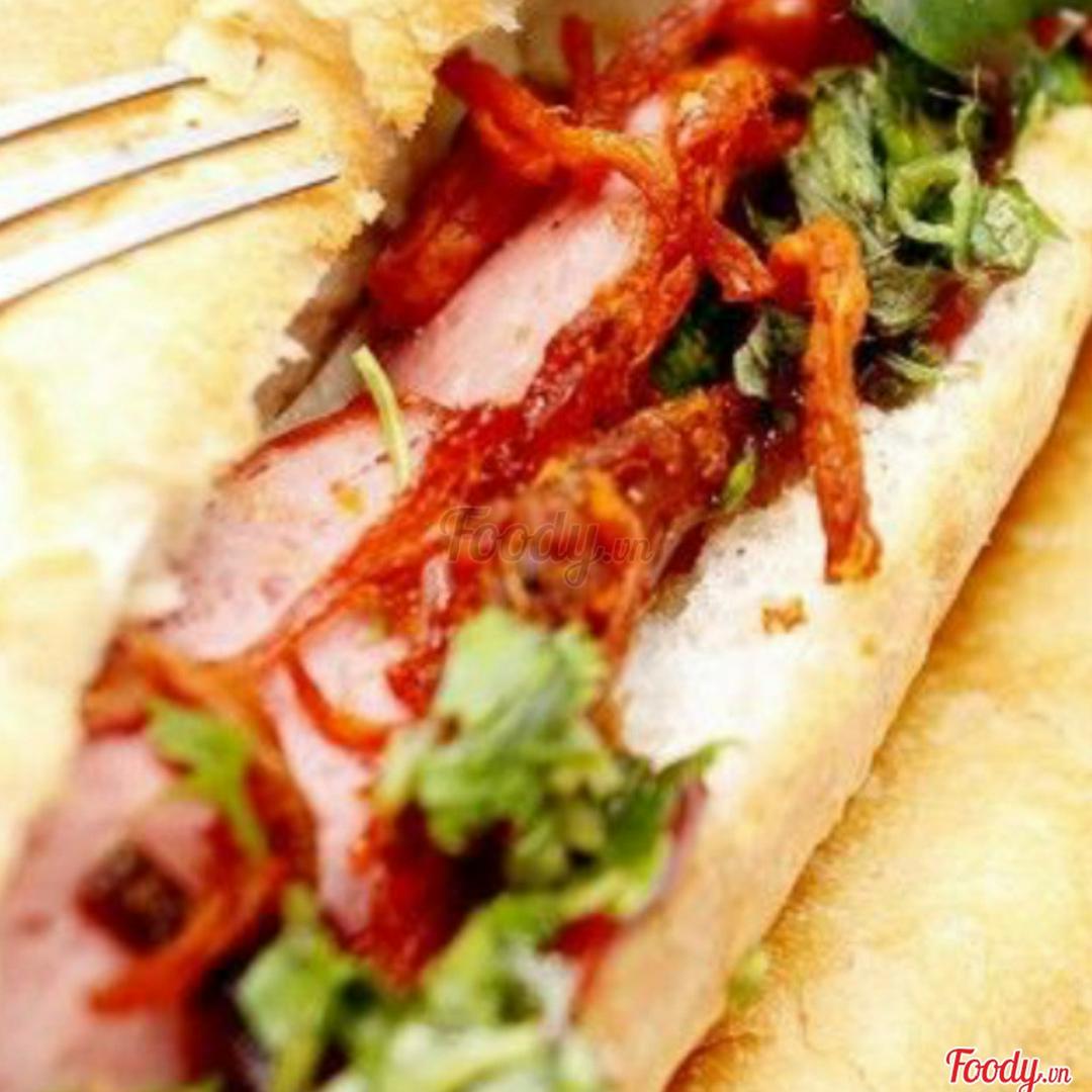 banh-my-pate-xuc-xich