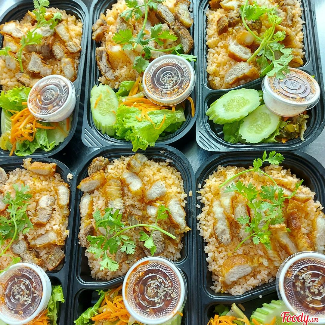 com-ba-roi-chien-sot-thai