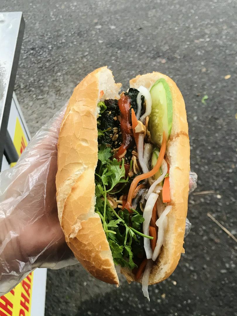 banh-mi-bo-la-lot