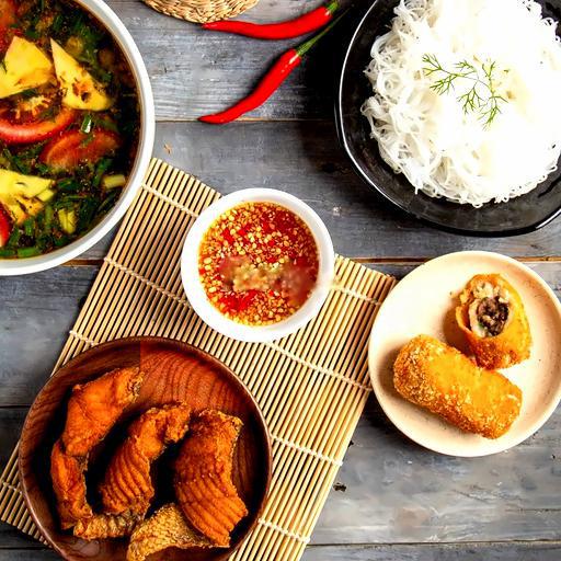 bun-ca-cham-ca-cuon-thit-chien-gion