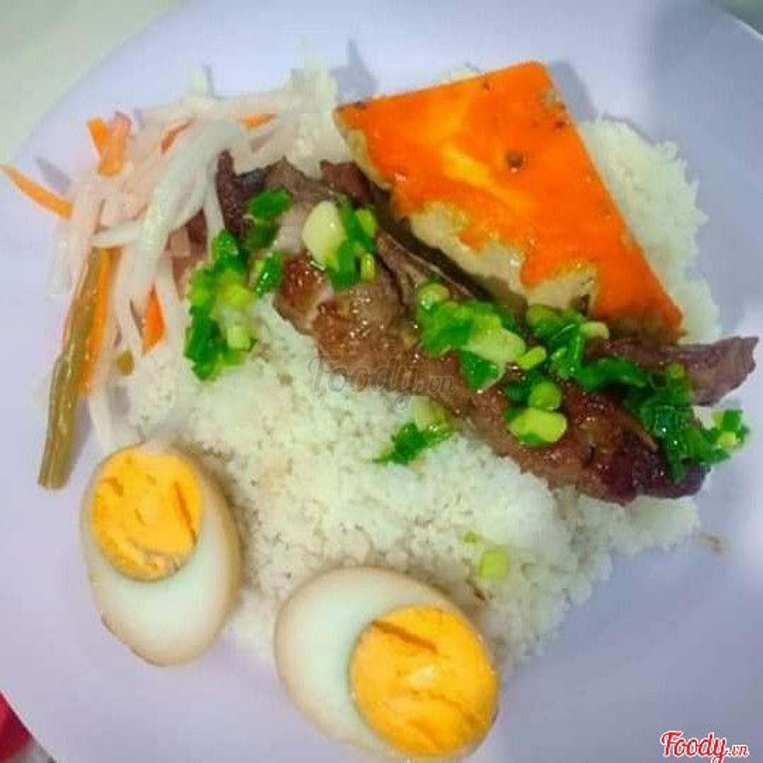 com-tam-suon-cay-cha-trung-kho