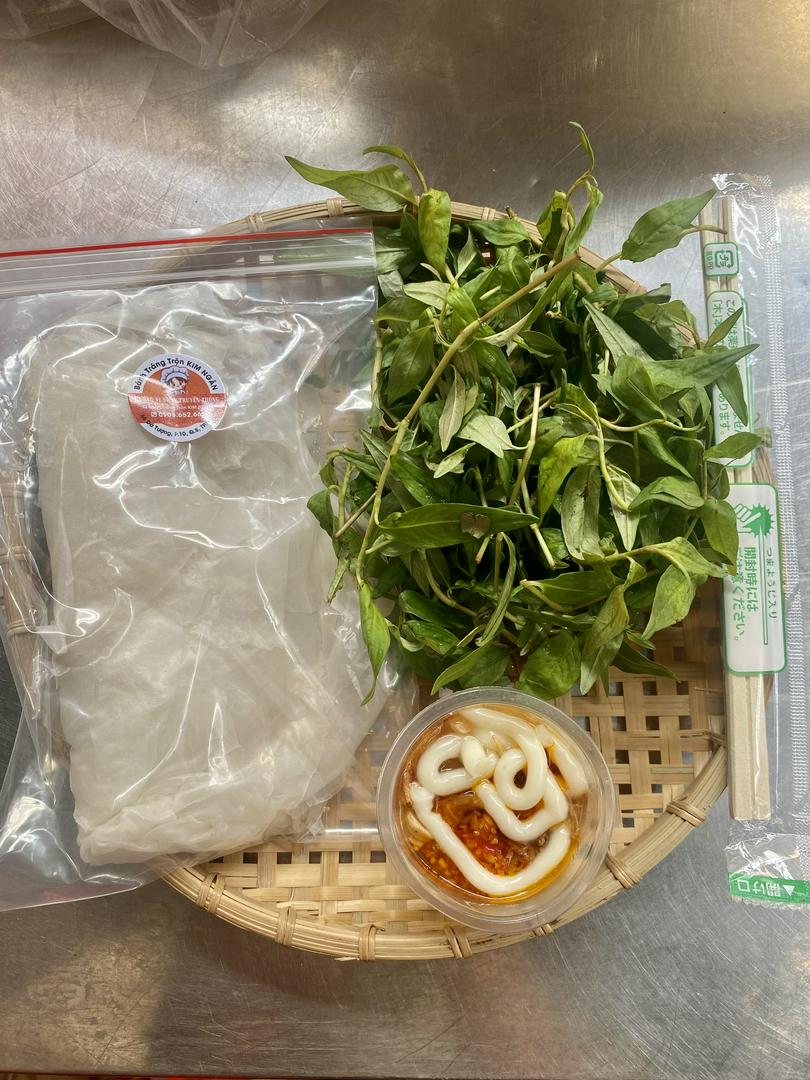 banh-trang-cham-sot-me-bo-khong-trung