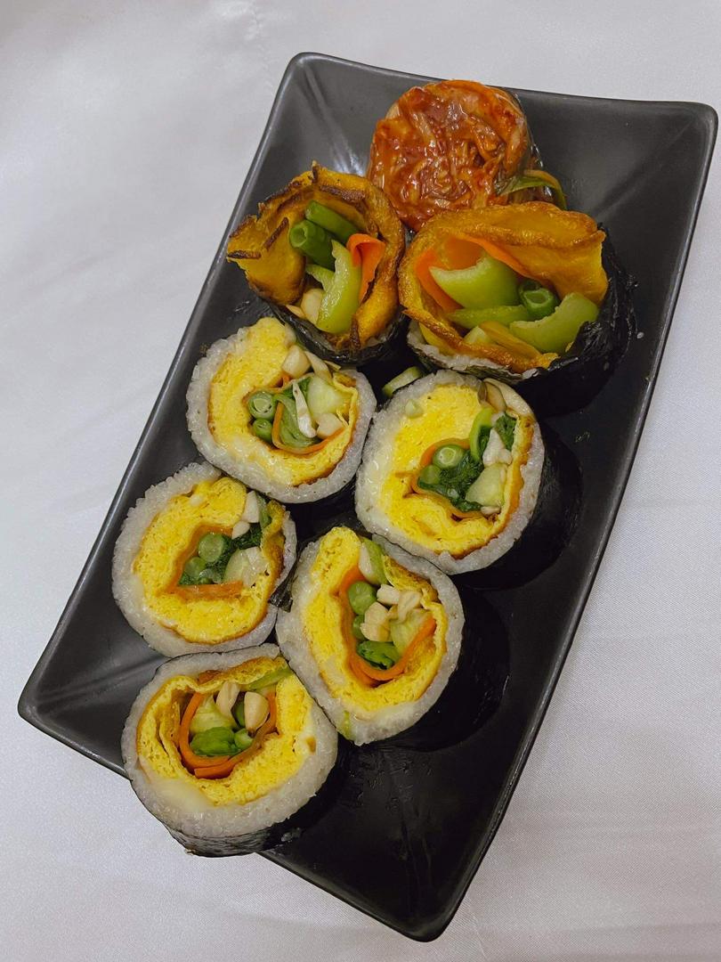 kimbap-trung-cuon-rau-nam-phan-nho-dung-thu