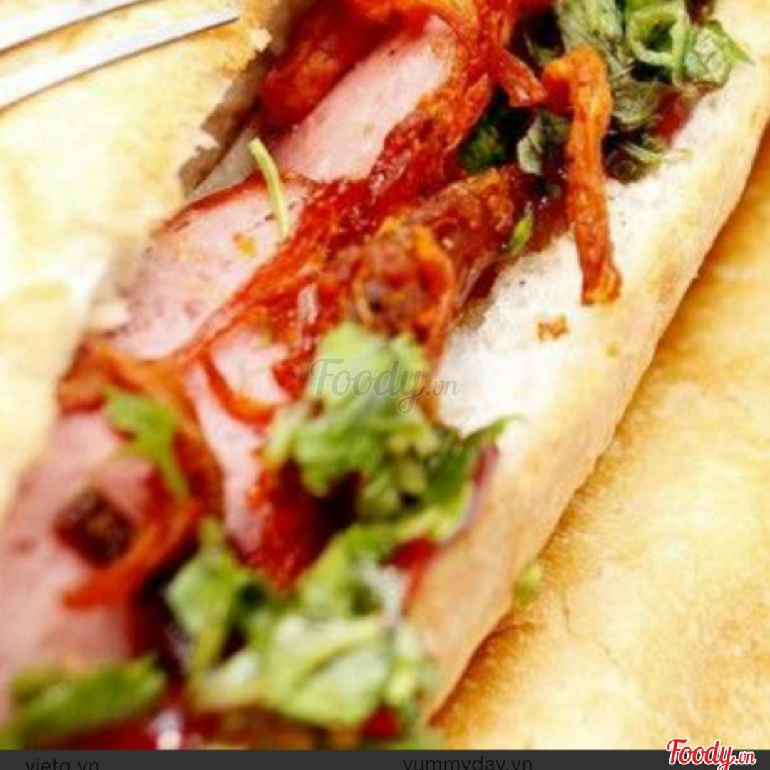 banh-my-xuc-xich-bo-kho