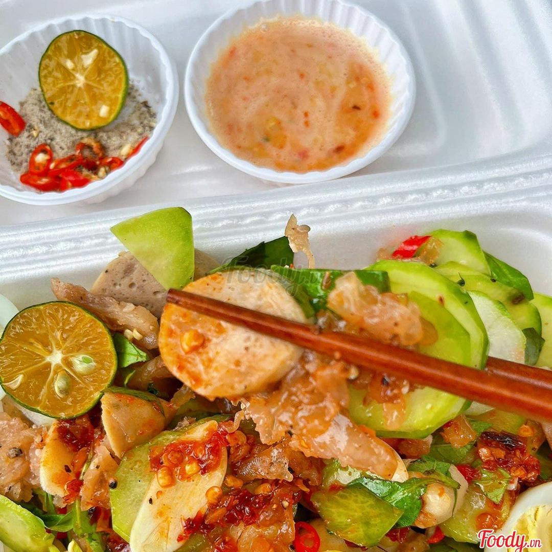 tre-tron-thap-cam-phan-lon-tang-kem-banh-phong-tom