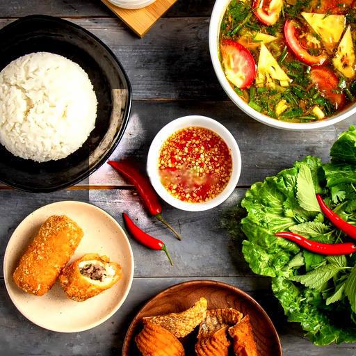 com-ca-cham-ca-cuon-thit-chien-gion