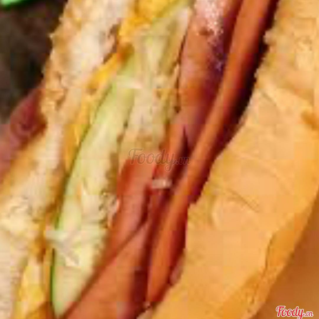 banh-my-xuc-xich-ruoc