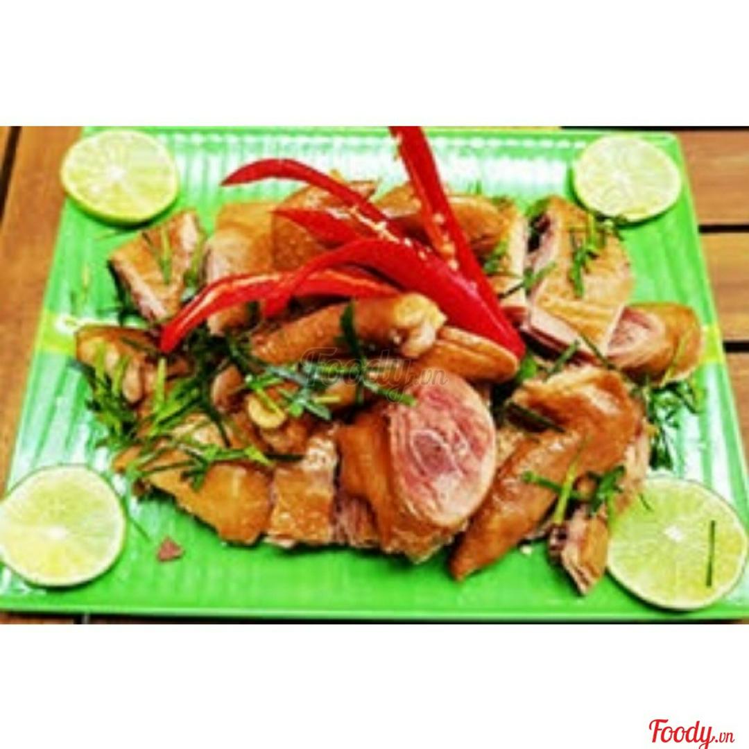 ga-ta-hun-khoi-u-muoi-hoa-tieu-bo-chan-au-1-con