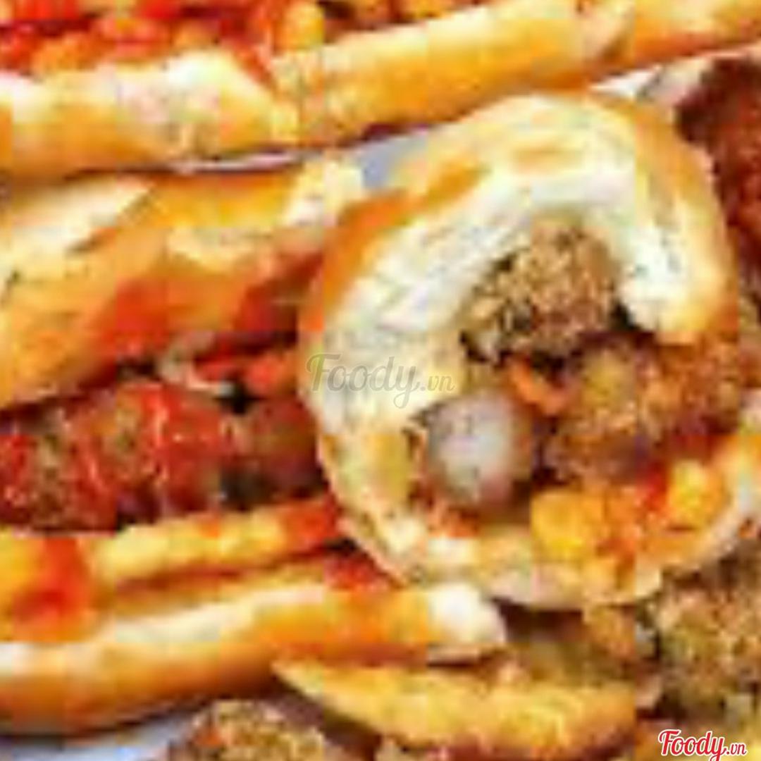banh-mi-nem-khoai-lac-phomai