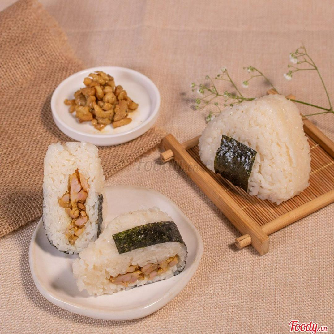 com-nam-onigiri-ga-xe