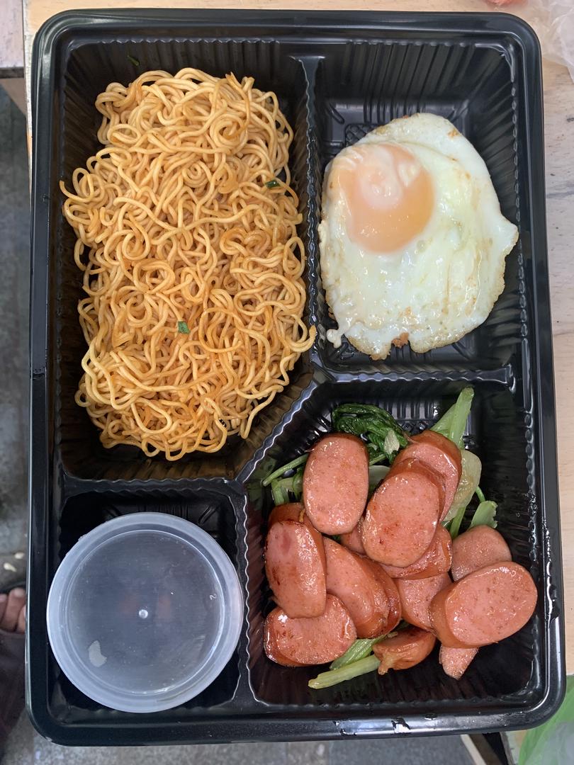 mi-xao-xuc-xich-op-la