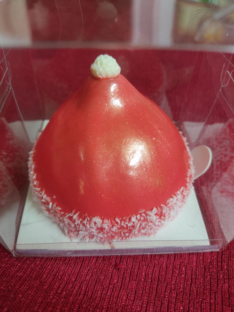 santa-hat-chocolate-cake