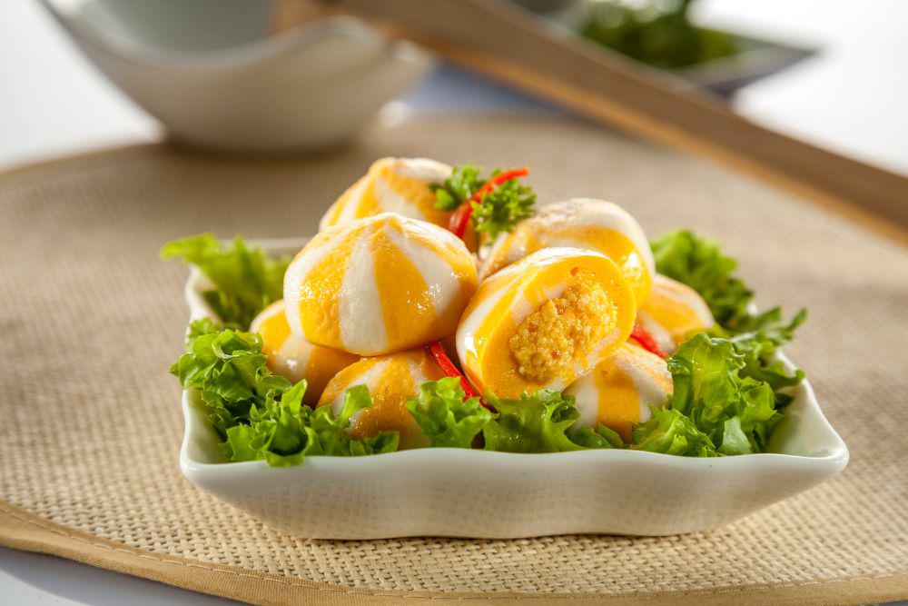 banh-bao-nhim-vang-trung-tom