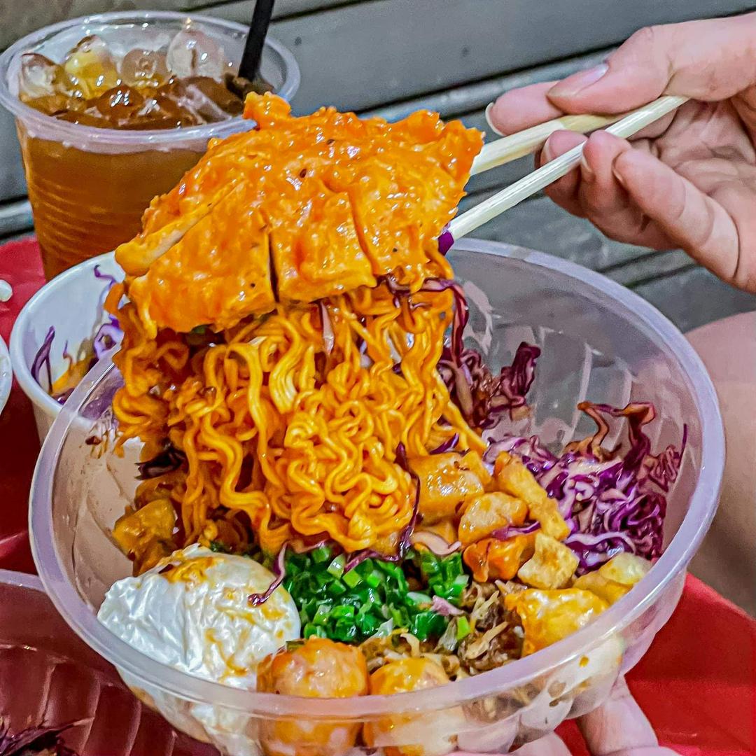 mi-tron-tom-vien-xuc-xich-sup-thit-bam