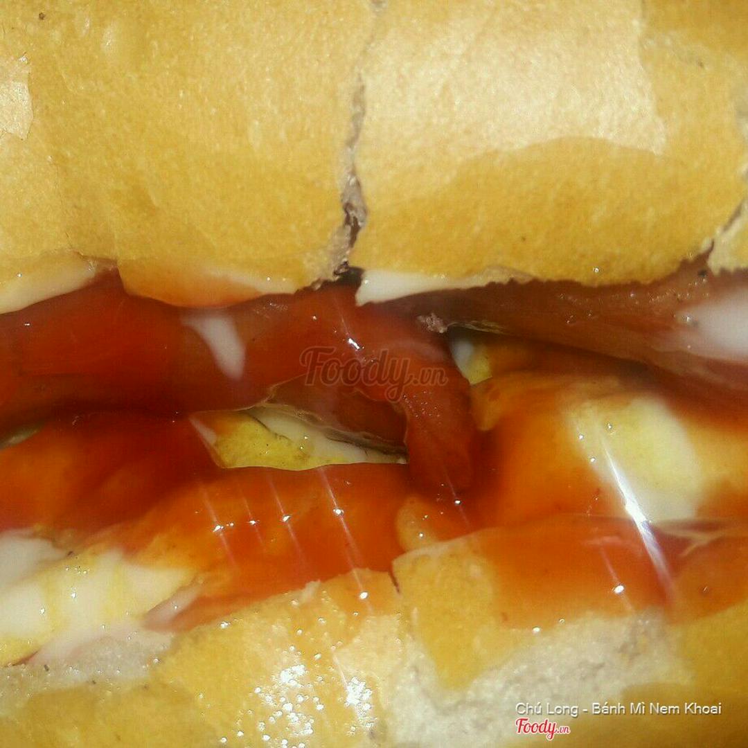 banh-mi-xuc-xich-trung