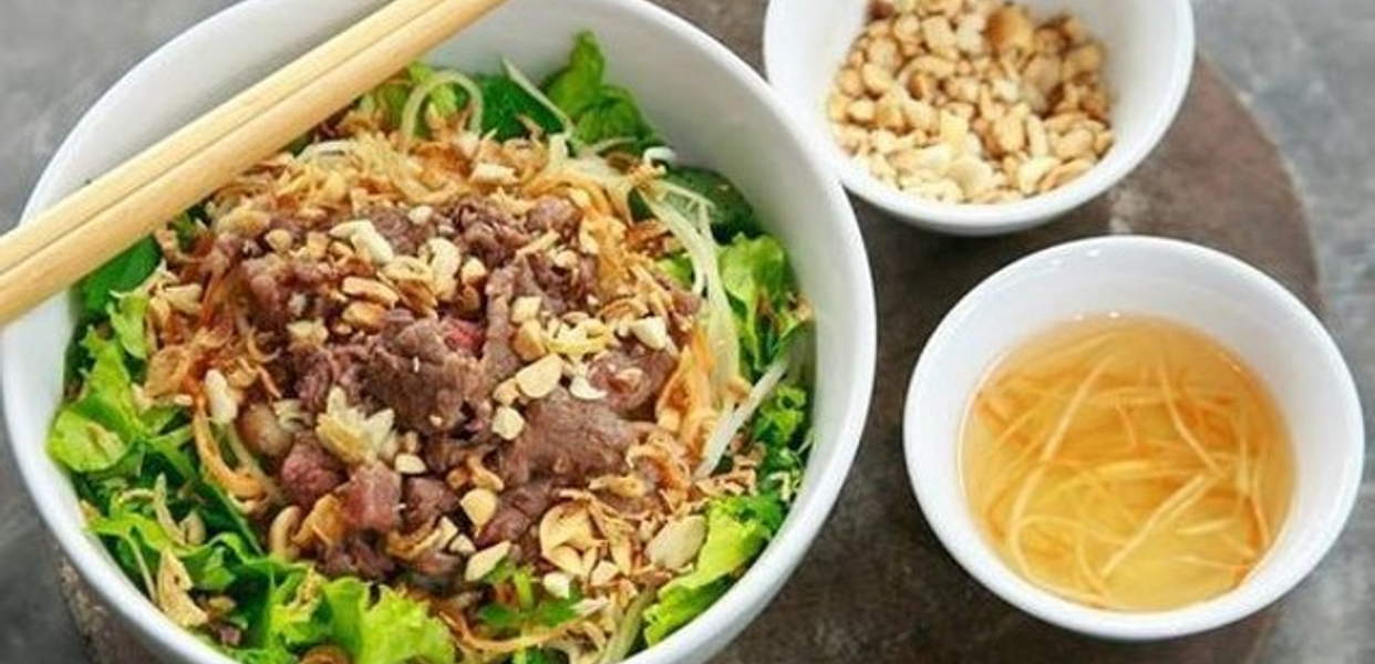 bun-bo-xao-a-cuong-xom-chieu