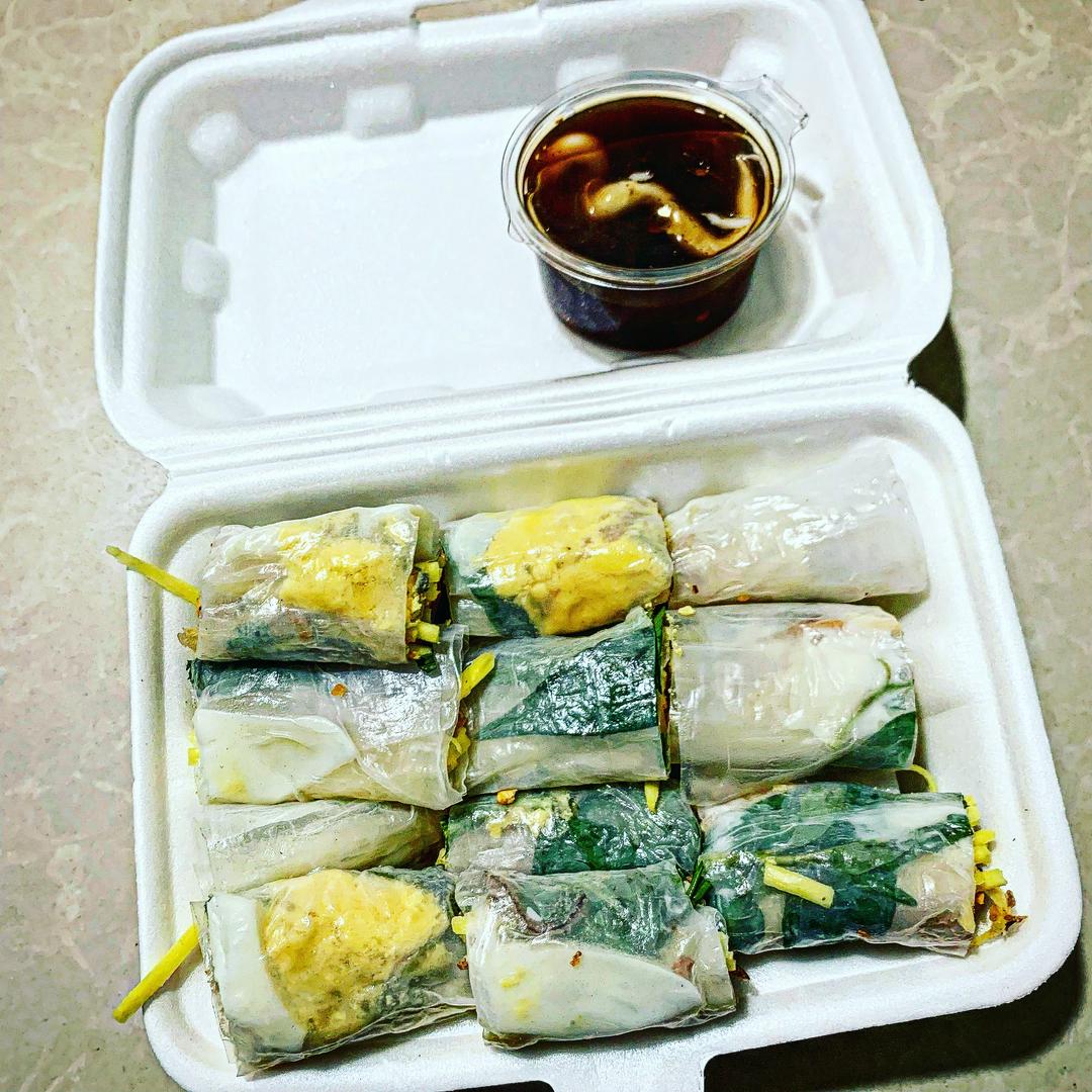 banh-trang-cuon-trung-cham-sot-me