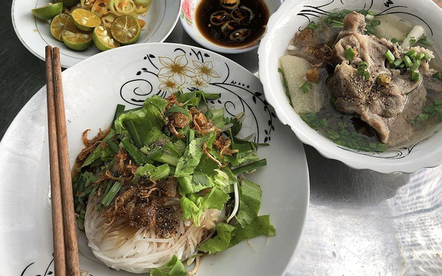 Quán-122---Cơm-Gà-Xối-Mỡ-&-Bún-Thái---Tô-Hiến-Thành