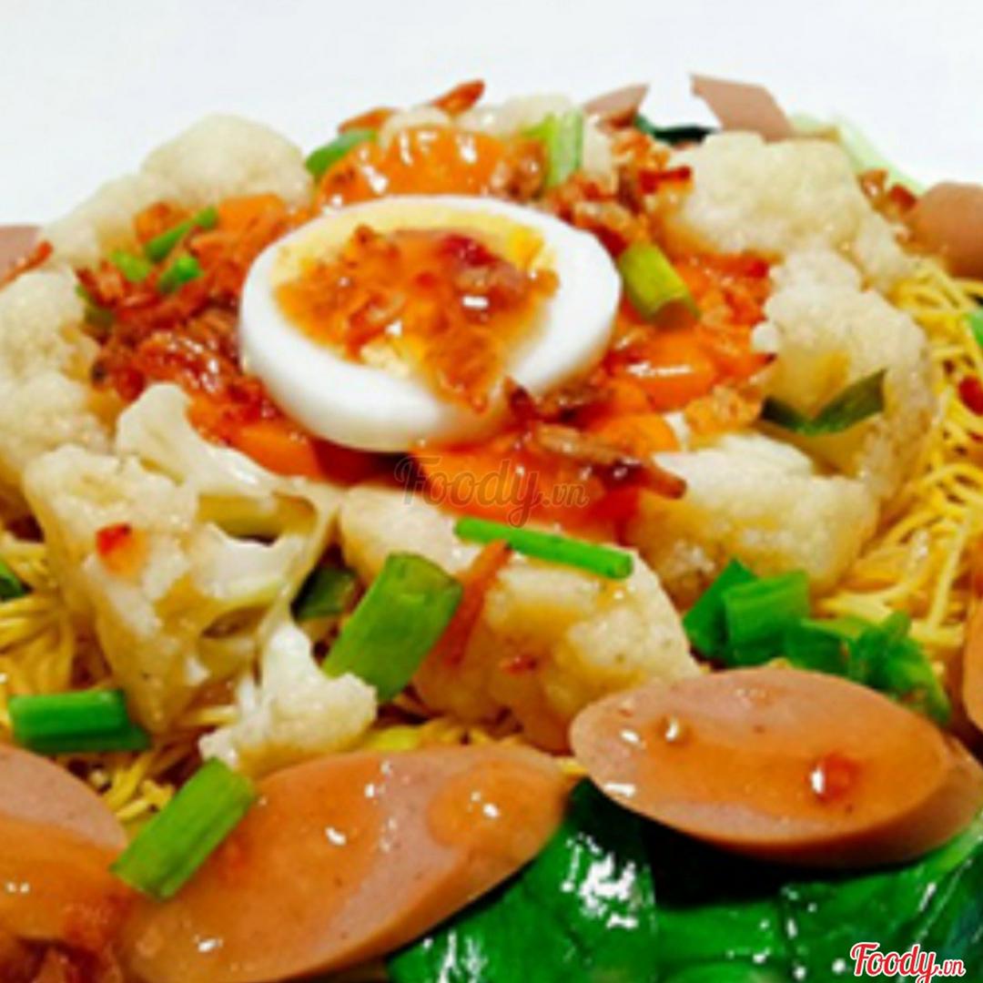 mi-xao-trung-xuc-xich