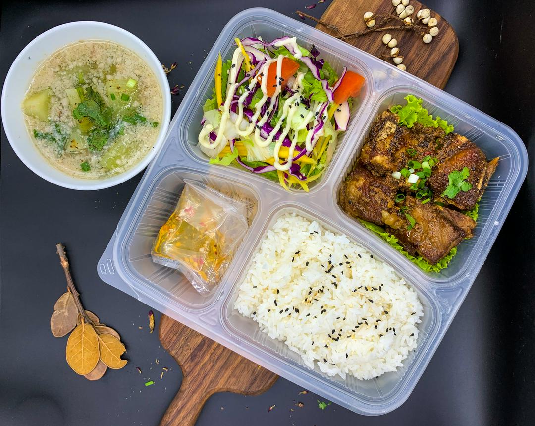 com-suon-non-kho-tieu