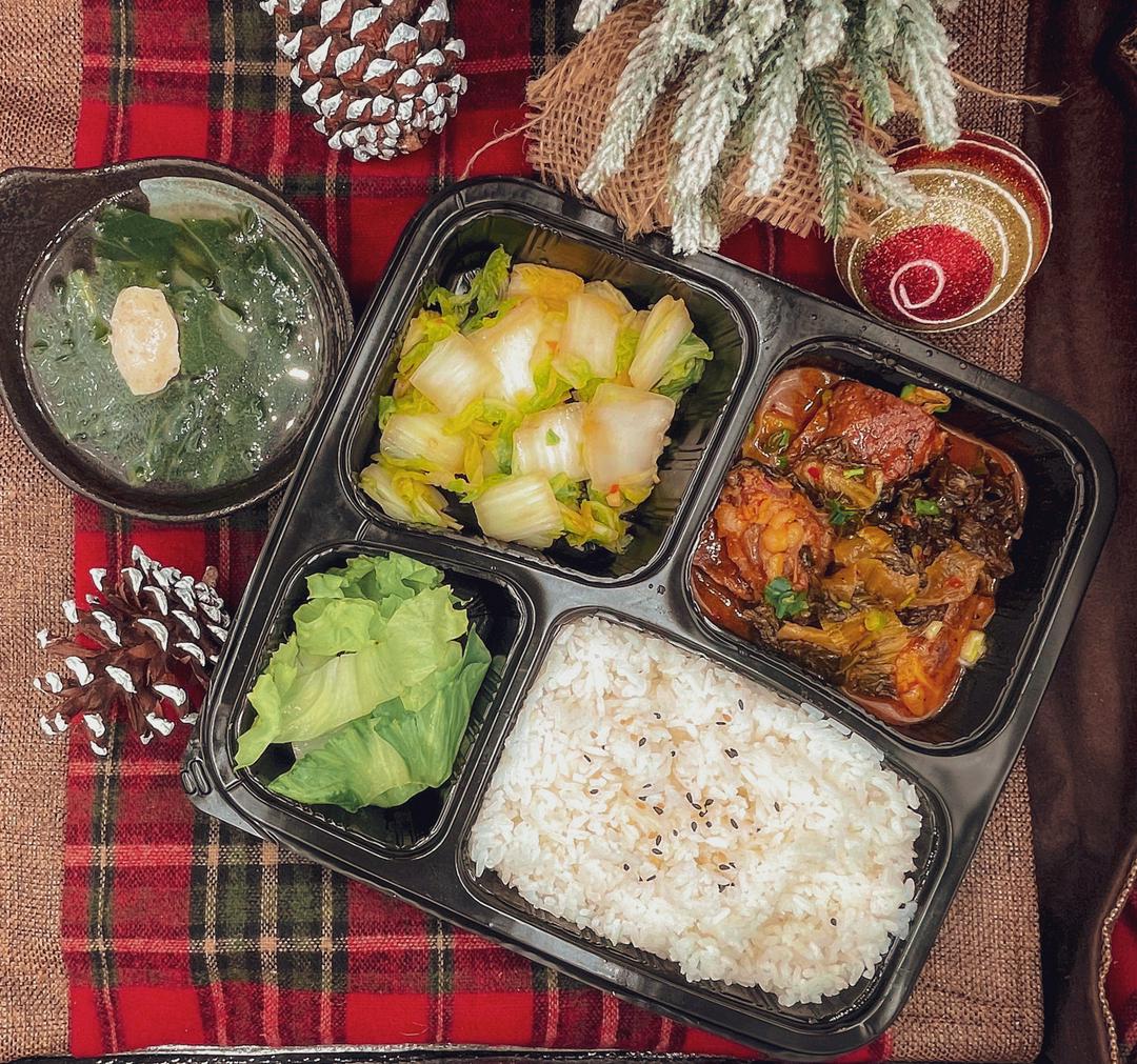 com-suon-non-kho-cai-chua