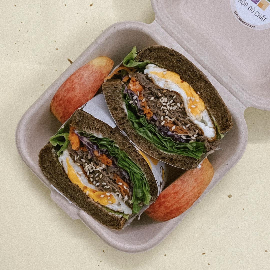 banh-mi-en-sandwich-bo-trung-chay-beef-egg-rye-sandwich