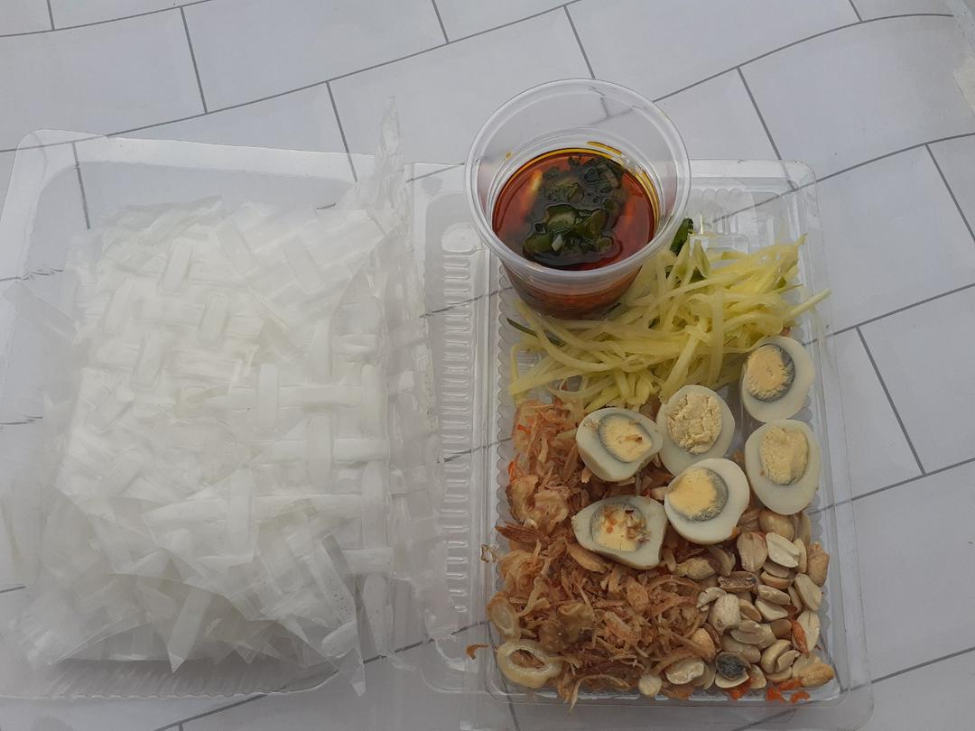 trung-cut-sot-bo-an-voi-banh-trang