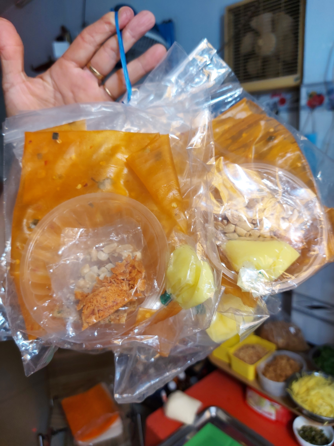 banh-trang-cuon-bo-co-chen-cham